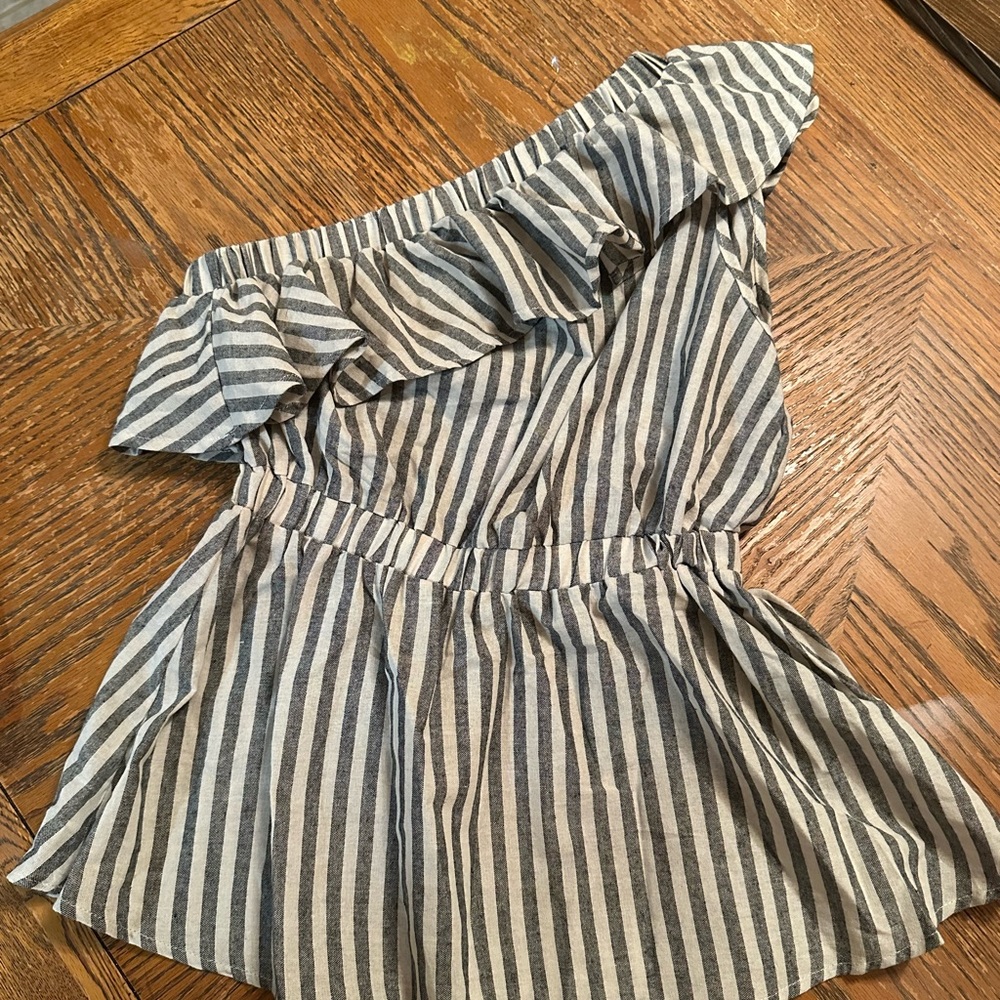 ANDREE BY UNIT Striped One-Shoulder Blouse in Black and White